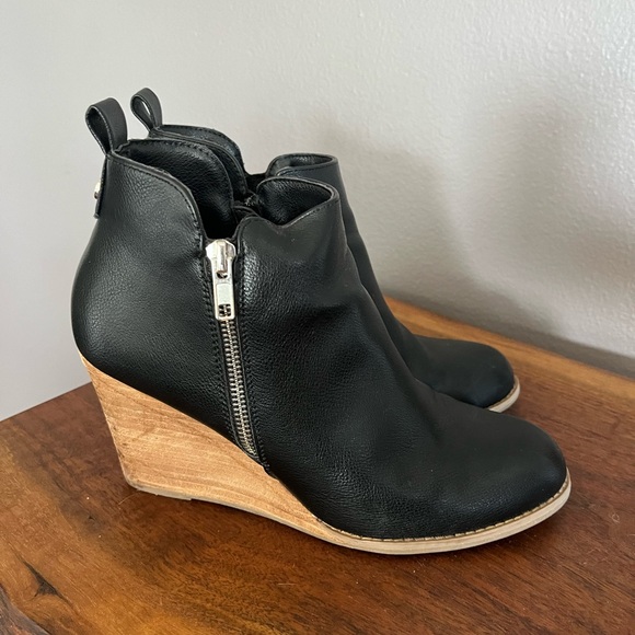 Dolce Vita Women’s Zip Bootie - Picture 1 of 5